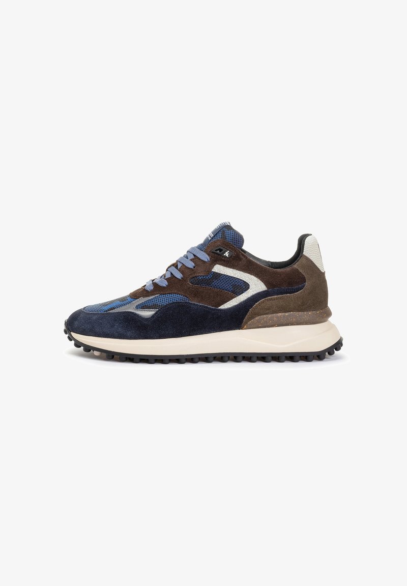 Sneakers con una combinazione di suede e mesh nei colori blu navy, marrone e grigio. Presentano una suola in gomma testurizzata e accenti bianchi a contrasto.