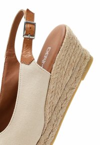 Derimod Escarpins à plateforme - beige