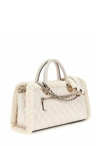 Bolso de mano acolchado blanco con suaves acentos de piel, dos asas y una correa de cadena para el hombro; cuenta con un bolsillo con cremallera y herrajes en tono dorado.