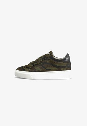 Grüne Camouflage-Sneaker mit strukturiertem Obermaterial, weißer Gummisohle und schwarzen Akzenten an der Ferse. Schnürdesign.