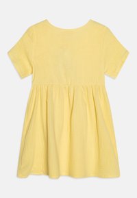 Gelbes Baumwollkleid mit kurzen Ärmeln, rundem Ausschnitt und ausgestelltem Rock. Leicht strukturierter Stoff mit Raffung in der Taille.