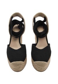 Pantofi espadrile din pânză neagră, cu talpă din iută împletită, având vârful rotund și curele din țesătură neagră care se înfășoară în jurul gleznei.