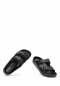 Sandalias negras con dos correas ajustables con hebillas, textura suave con un ligero patrón en el lateral y una suela contorneada para mayor comodidad.