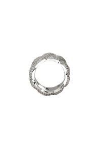 Anello d'argento con un design floreale testurizzato e dettagli scintillanti. Bordo interno liscio con un bordo esterno decorativo.