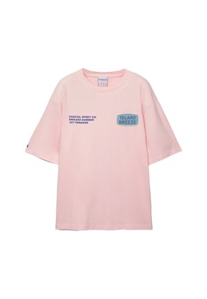 Lichtroze katoenen t-shirt met een oversized fit, korte mouwen en bedrukte tekst in het blauw. Bevat een rechthoekig logo-ontwerp op de voorkant.
