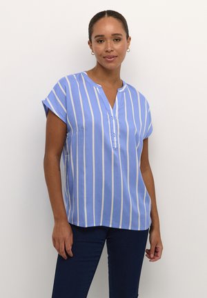 Blusa de manga corta azul claro con rayas verticales blancas, escote en V y un botón en la parte delantera. Tejido suave y ajuste relajado.