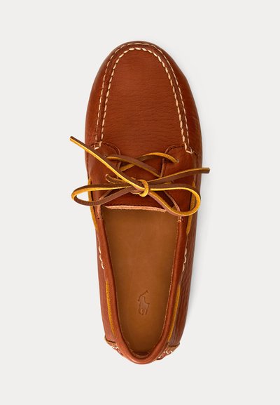 Mocassino in pelle marrone con dettagli cuciti e lacci in pelle annodati, con logo in rilievo sulla soletta.