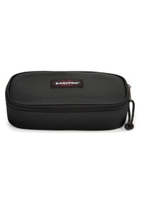 Neceser rectangular negro con exterior texturizado, cierre de cremallera y un parche de marca. Presenta bordes redondeados y un tirador de cremallera con cordón.