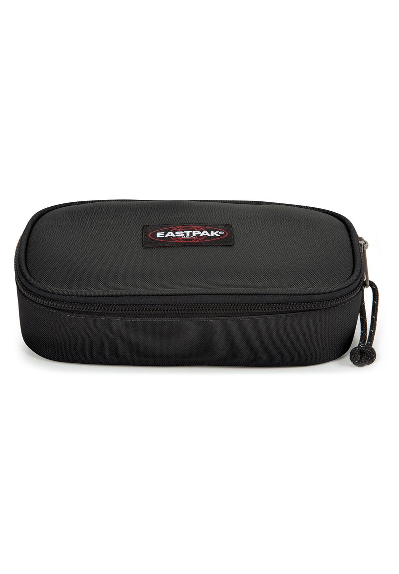 Neceser rectangular negro con exterior texturizado, cierre de cremallera y un parche de marca. Presenta bordes redondeados y un tirador de cremallera con cordón.
