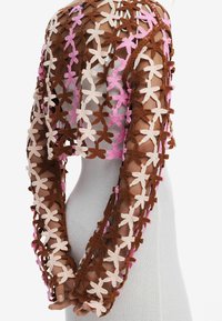 Hæklet cardigan med lange ærmer. Lavet af garn i brun, pink og creme. Har blomster mønstre og et åbent strikkedesign.