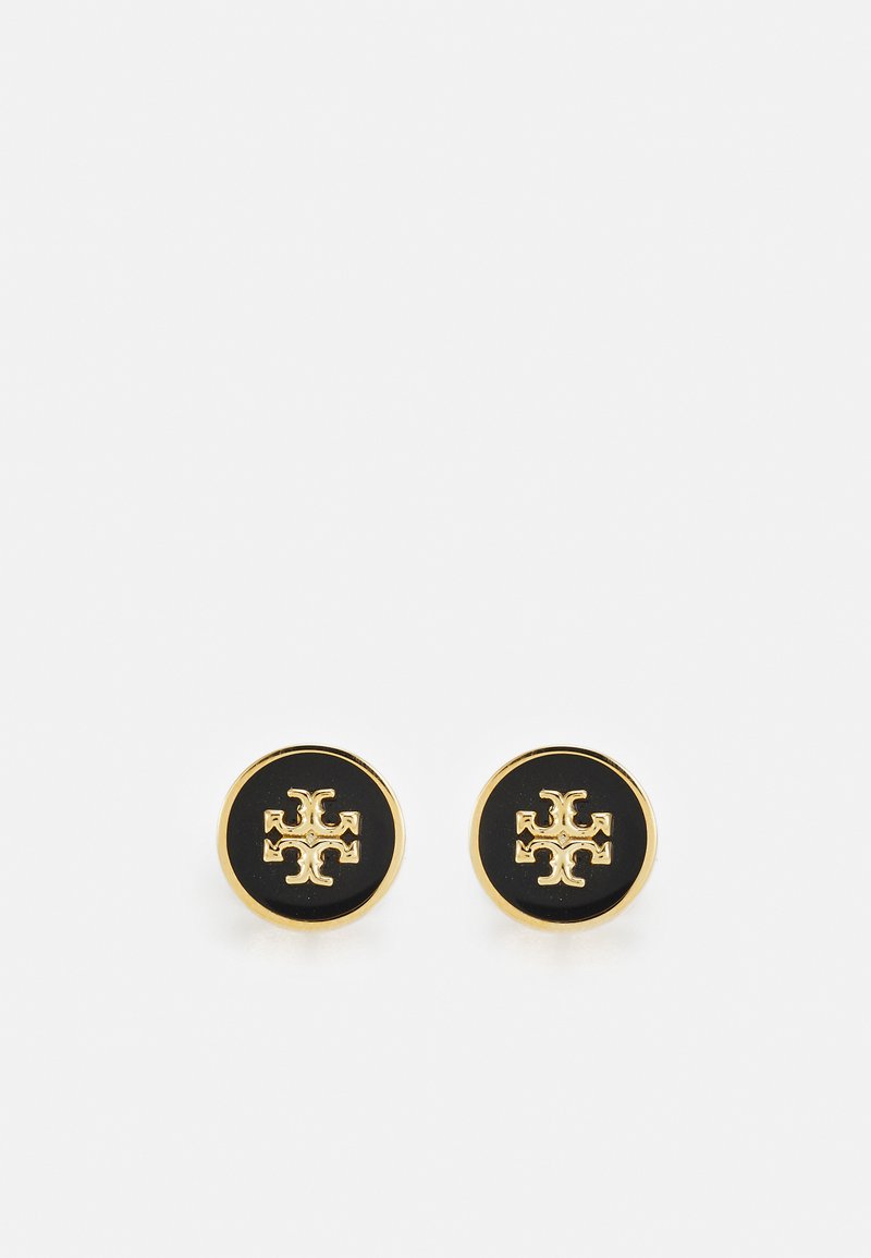 Brincos em tom de ouro com uma base redonda de esmalte preto e um padrão de logo em relevo ao centro, medindo aproximadamente 1 cm de diâmetro.