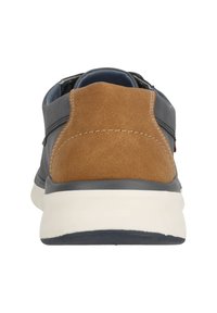 Baskets pour hommes avec un dos en daim marron et une tige synthétique grise, dotées d'une semelle blanche à finition texturée. Comprend des lacets élastiques.