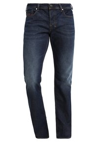 Jeans de mezclilla azul oscuro con un diseño de corte recto, que presentan un estilo clásico de cinco bolsillos, cierre de cremallera y sutiles acentos de costura.