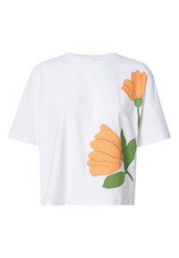 Camiseta de algodón blanca de manga corta, con bordado de flores naranjas y hojas verdes en el lado izquierdo. Diseño de cuello redondo.