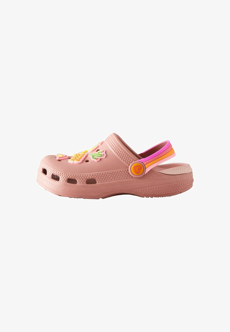 Sabot en caoutchouc rose avec des trous de ventilation, décoré de breloques colorées, et une bride de talon réglable rayée rose et orange.