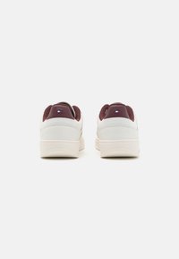 Tommy Hilfiger HERITAGE - Sneakers basse - white/burgundy