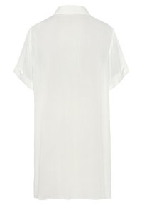 Camicia bianca a maniche corte con colletto, realizzata in un tessuto liscio e leggermente trasparente. La vista posteriore mostra una vestibilità comoda e un orlo curvato.