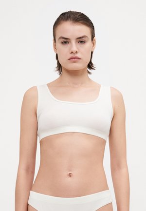 Weißes geripptes Cropped-Top mit breiten Trägern und quadratischem Ausschnitt. Hergestellt aus weichem Stoff, hat es ein körperbetontes Design und eine glatte Textur.