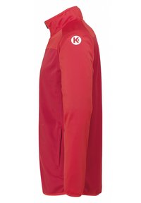 Rød softshell-jakke med høj krave, der har et logo på venstre skulder, samt sidelommer for funktionalitet. Maskinvaskbart materiale.