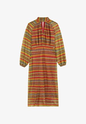 Rode, groene en gele jurk met een patroon, lange mouwen, een hoge hals en een geplooide taille. Bevat een sleutelgatopening aan de voorkant.