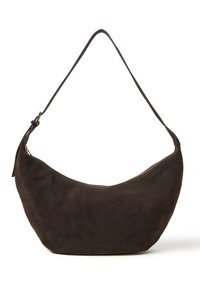 Borsa a spalla a forma di mezzaluna in suede marrone scuro, con una singola tracolla e chiusura con zip superiore.