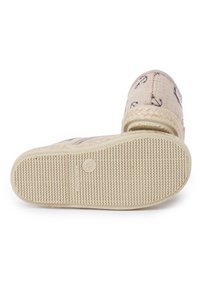 Béžové espadrilky s vzorem kotev; texturovaná jutu stélka a gumová podešev; zaoblená špička; plochá podešev s vzorovaným úchopem.