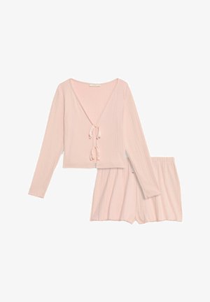 Helles rosa Loungewear-Set mit einem verkürzten Langarmoberteil mit V-Ausschnitt und Krawattenakzenten, kombiniert mit passenden gefalteten Shorts.