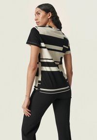 Soaked in Luxury SLEVA REGULAR - T-shirt med print - black and sandshell block