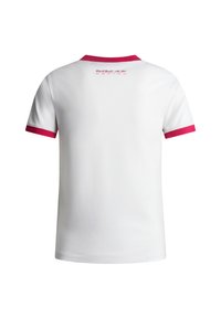 Tricou polo alb cu un guler și accente pe mâneci de culoare roz. Partea din spate afişează „Red Bull Racing” cu litere roșii. Textura materialului este netedă.