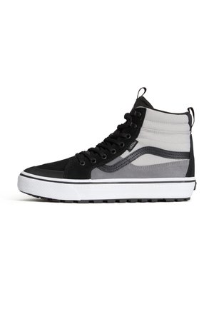 Hoch geschnittener Vans-Sneaker in Schwarz, Grau und Weiß mit Schnürvorderseite, wellenförmigem Seitenstreifen und strukturierter weißer Sohle.
