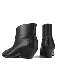 Czarne skórzane botki za kostkę z okrągłym noskiem, haftowanym wzorem z przodu, lekko zwężającym się obcasem i teksturowaną tylną częścią.