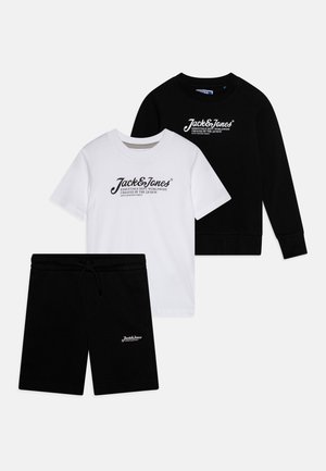 Set de îmbrăcăminte pentru copii, format din trei piese: tricou alb cu mânecă scurtă, hanorac negru cu mânecă lungă și pantaloni scurți negri, toate cu logo-uri imprimate ale brandului.