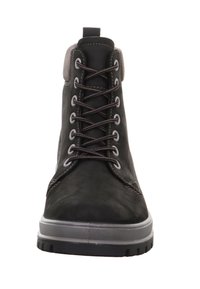 Černá semišová kotníková bota s šedou gumovou podrážkou, kulatou špičkou a hnědými tkaničkami procházejícími kovovými očky. Potištěný lem na patě pro pohodlí.