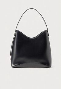 Juodos odos rankinė su lenkta forma, glotni tekstūra ir vienu metaliniu rankena. Apačioje yra subtilus siūlės detalė.