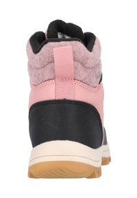 Sneaker alta rosa e nera con un colletto in feltro rosa testurizzato e una parte inferiore nera liscia. Presenta un linguetta sul retro.