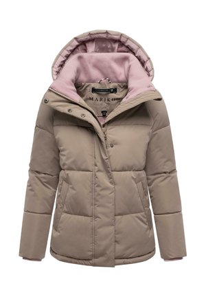 Chaqueta acolchada en marrón claro con capucha y forro interior de felpa rosa. Presenta un cierre frontal con cremallera y botones a presión, con textura acolchada.