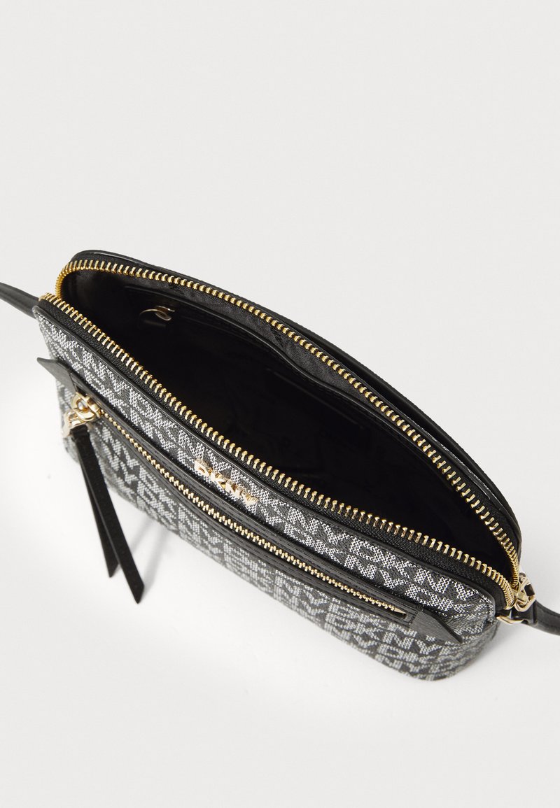 DKNY BRYANT AVE DOME CROSSBODY - Bandolera - Black