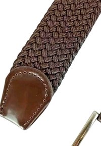 Cintura di tessuto marrone intrecciato con punta in pelle lucida marrone e fibbia metallica, caratterizzata da un motivo testurizzato e una finitura liscia.