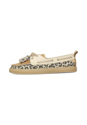 Beiger Bootsschuh mit Leopardmuster an den Seiten, beigefarbener Gummisohle, Schnürdetails und Leoparden-Quasten vorn.