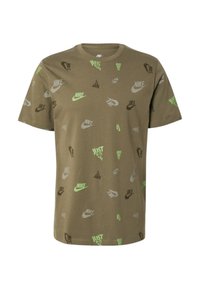 Camiseta de algodón verde oliva con logotipos de Nike dispersos y el texto "Just Do It" en varios colores, incluyendo acentos en verde y marrón. Manga corta.