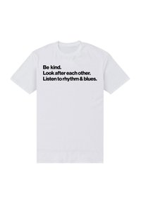 Hvid bomulds T-shirt, korte ærmer, rund hals. Har sort tekst: "Vær venlig. Tag vare på hinanden. Lyt til rhythm & blues."