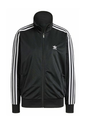 Musta takki, joka on valmistettu sileästä kankaasta ja jossa on korkea kaulus. Takissa on valkoiset kolme raitaa hihoissa ja pieni valkoinen logo rinnassa.