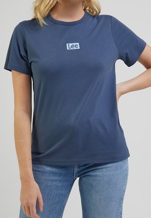 Námořnická modrá bavlněná tričko, kulatý výstřih, krátké rukávy, s vyšívaným logem "Lee" v světle modré na prsou. Jednoduchý design.