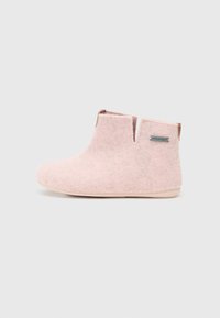 Roze suède enkelboots met een gladde textuur, laag uitgesneden en een kleine split aan de achterkant. Voorzien van een logo-label en een lichtgekleurde rubberen zool.
