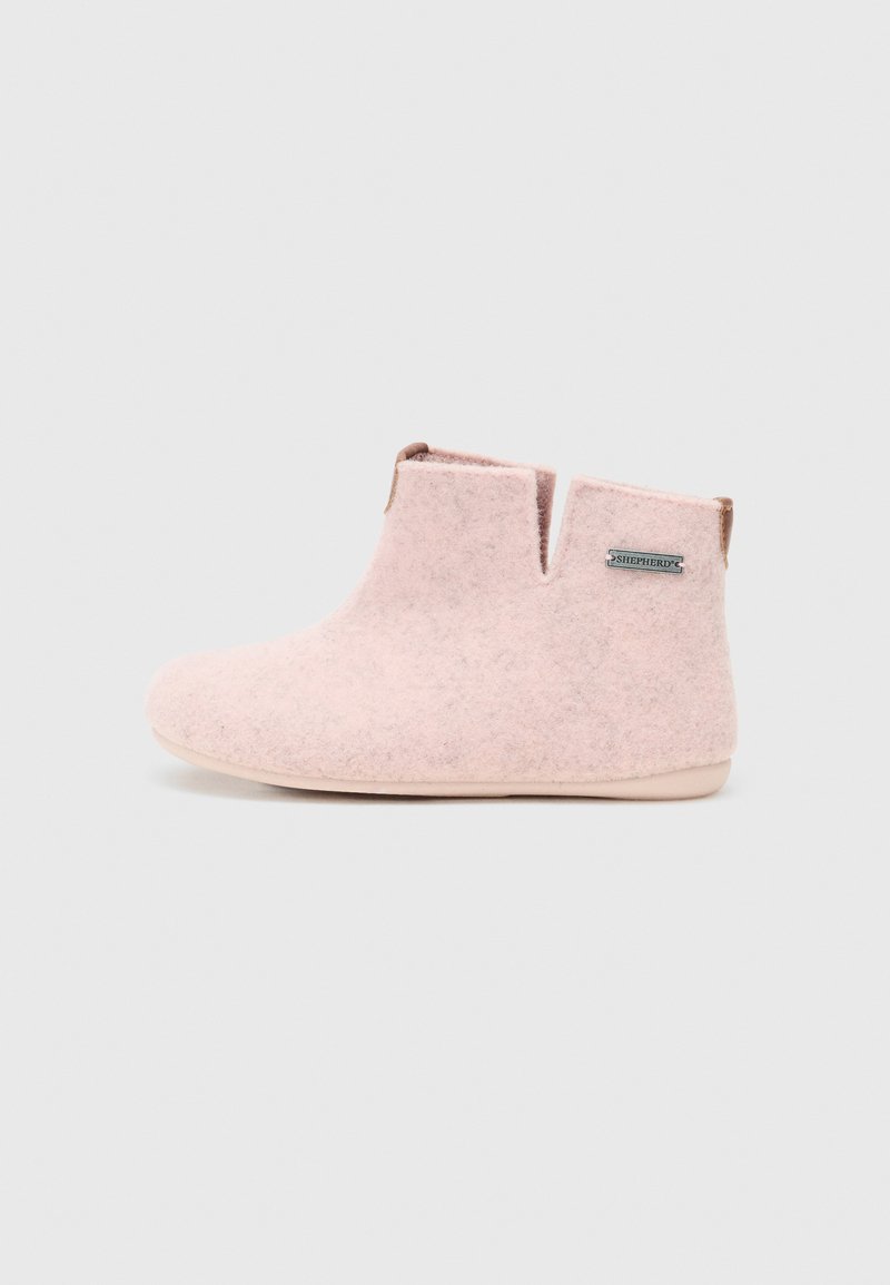 Roze suède enkelboots met een gladde textuur, laag uitgesneden en een kleine split aan de achterkant. Voorzien van een logo-label en een lichtgekleurde rubberen zool.