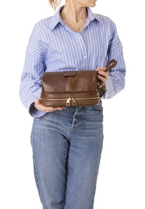 Borsa in pelle marrone con finitura texturizzata, chiusura con zip e manico superiore. Presenta una forma rettangolare e dettagli di cucitura visibili.