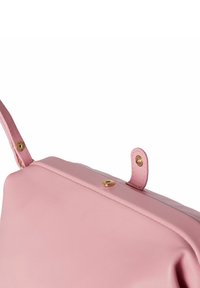 Rosa läderväska med en slät yta. Har ett handtag ovanpå och gyllene detaljer, inklusive ett tryckknappslås.