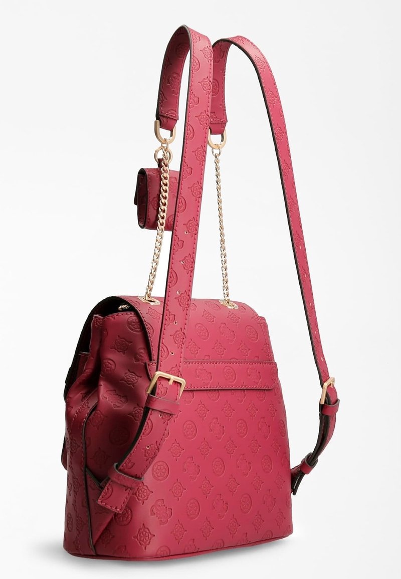 Sac à main en cuir rose avec motif embossé, accents en chaîne dorée, une bandoulière réglable et une fermeture à rabat. Forme incurvée et structurée.