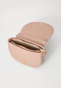 Borsa a mano rosa in ecopelle con forma curvata, accessori in oro e un compartimento interno con zip. Presenta una chiusura a scatto e una superficie liscia.