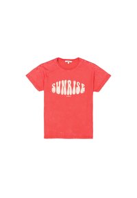 Rotes Baumwoll-T-Shirt mit Rundhalsausschnitt und kurzen Ärmeln, das auf der Vorderseite einen weißen „SUNRISE“-Grafikdruck in einer welligen Schriftart zeigt.